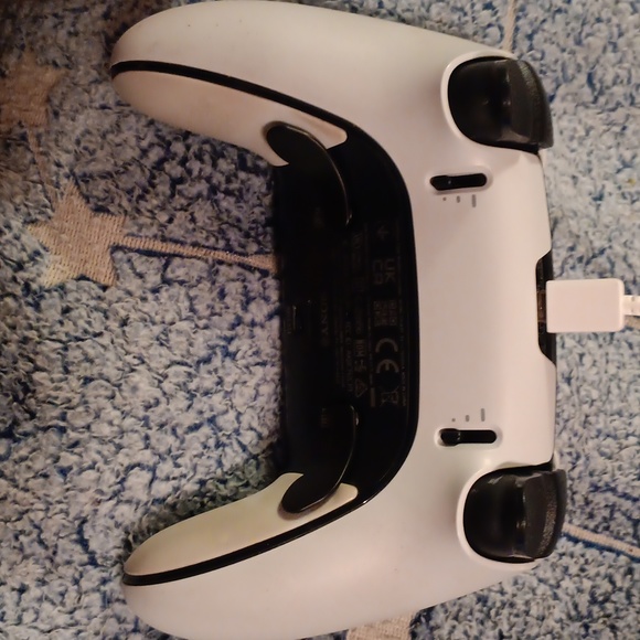 Various brand new controllers, including the scuff instinct pro Xbox controller. - Picture 6 of 6